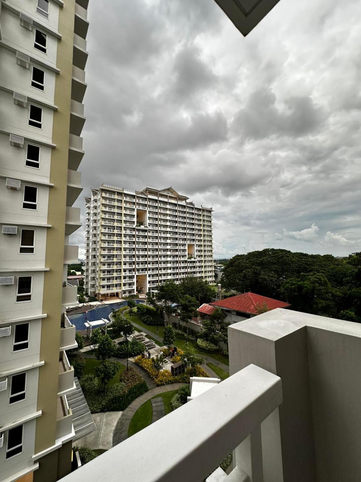 2 Bedroom Condo Unit Near Sm Bf & Naia At The Atherton By Dmci With 2 Balcony Paranaque City Exterior photo