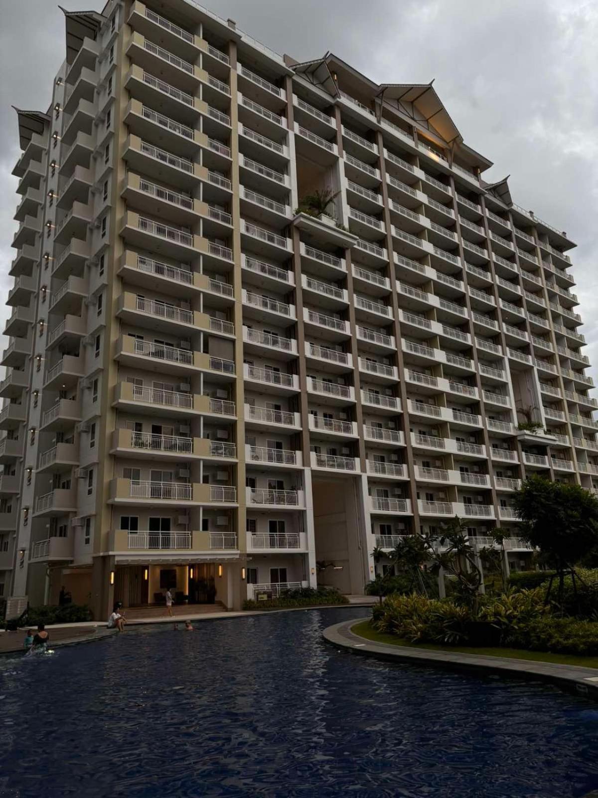2 Bedroom Condo Unit Near Sm Bf & Naia At The Atherton By Dmci With 2 Balcony Paranaque City Exterior photo