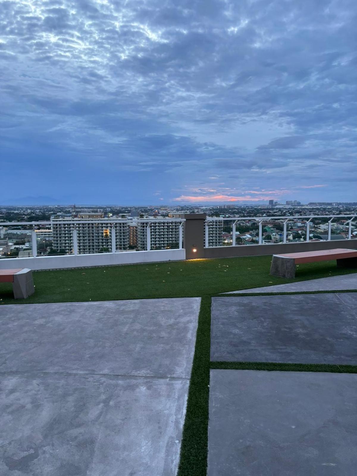 2 Bedroom Condo Unit Near Sm Bf & Naia At The Atherton By Dmci With 2 Balcony Paranaque City Exterior photo